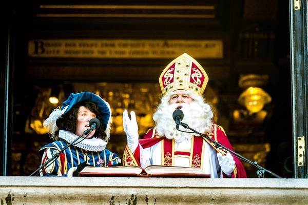 Hij komt, hij komt,... intrede van de Sint