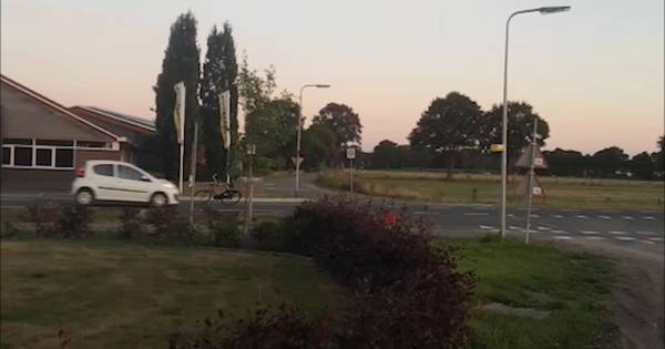 Jongens duwen fiets voor rijdende auto in Albergen