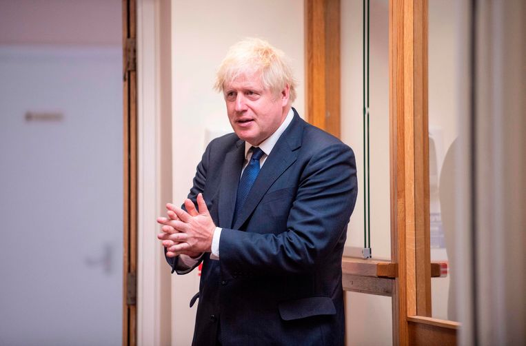 De Britse premier Boris Johnson kondigde pas laat in maart een lockdown af. Daarvoor lijkt het land nu een hoge prijs te betalen.