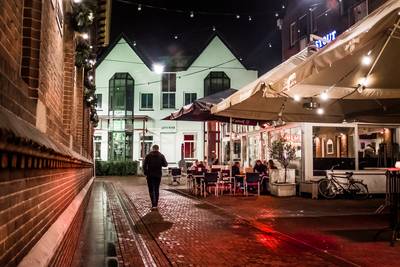 Bijna dodelijke uithaal met bierglas op Korenmarkt wordt door gerechtshof lager bestraft