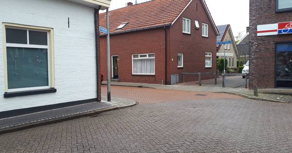Automobilist rijdt door na aanrijding in Delden