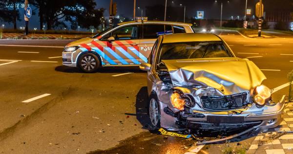 Passagiers taxi gewond na botsing op kruising in Tilburg.