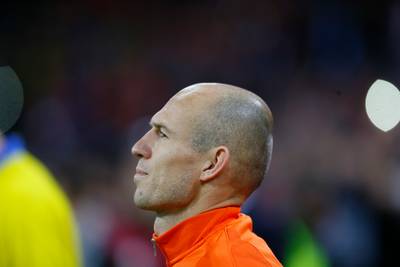 Robben houdt het niet droog tijdens Wilhelmus