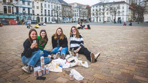 REPORTAGE. “Nog nooit naar zoveel kotfeestjes geweest als dit academiejaar”: op het Gentse Sint-Pietersplein, waar studenten alles doen wat virologen hebben verboden