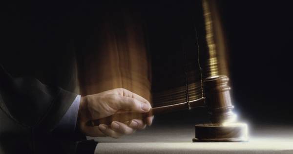 Rijdende Rechter-achtige taferelen over camper in Milheeze