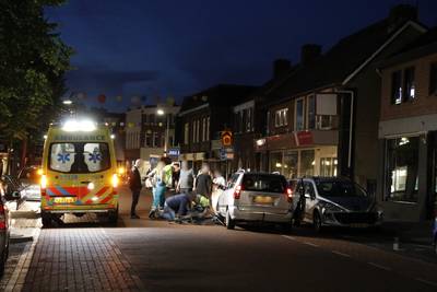 Fietsster komt onder auto op Spoorstraat in Gennep