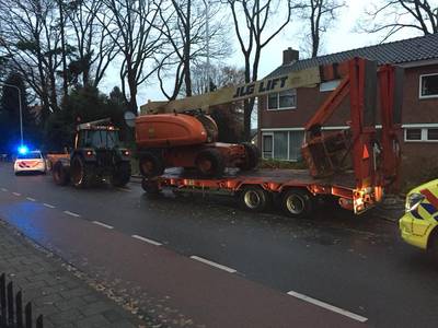 Aanhanger schuift over voetpad en schept wandelaar