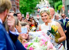 Máxima omarmt deze twee nieuwe hoedenontwerpers