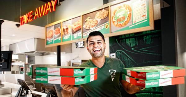 Anderhalf jaar geleden verwoestte een grote brand het pand van New York Pizza aan de Nobelstraat in Utrecht, maar vandaag gaan de deuren eindelijk weer open.