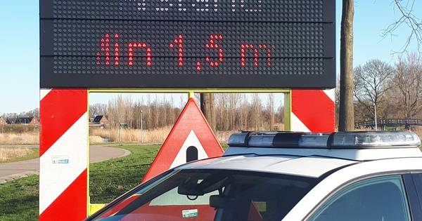 Politie en gemeente wijzen naar elkaar als het gaat om het optreden bij een samenscholing in Utrecht .