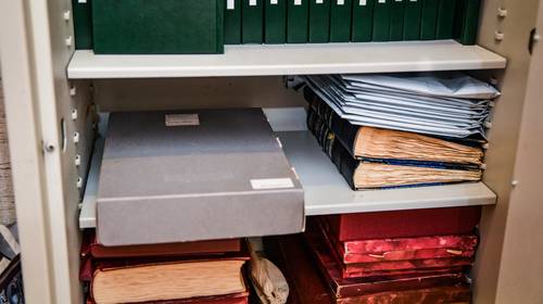 Originele grondwet uit 1831 in erbarmelijke omstandigheden bewaard: “Het ligt te verstoffen in vestiairekast. Dat zegt alles”