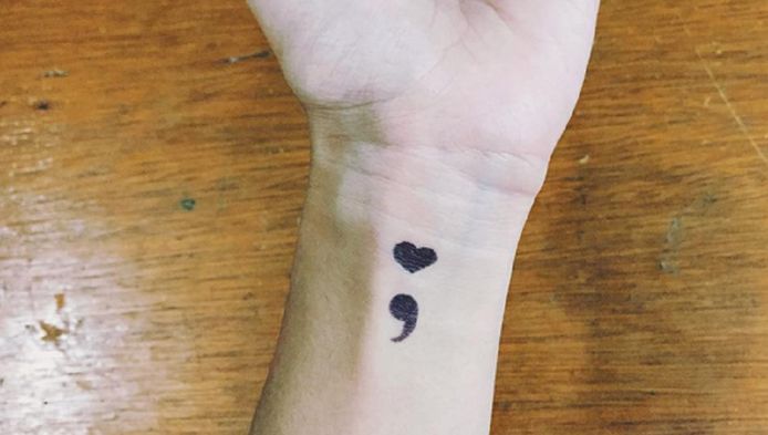 Populaire Puntkomma Tattoo Behelst Diepere Betekenis Wonen Ad Nl