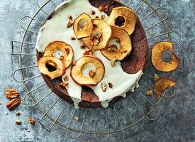 Zo maak je deze appel-pecancake met tofu-kokosglazuur en appelchips