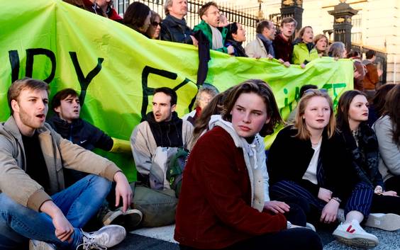 Klimaatbeweging bezet de Wetstraat ‘omdat onze politici klimaatwet blokkeren’