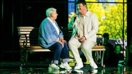 Mike haalt zijn moeke mee op het podium voor ‘You’re Still The One’
