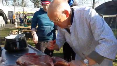 Een edelhert ontbenen tijdens een lenteachtig winterkamp in Otterlo