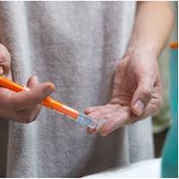 ‘Vrouwen denken onterecht dat het een wondermiddel is’: vraag naar oestrogels is groter dan het aanbod