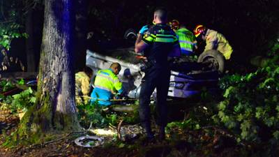 Dode bij ongeluk in Oost-Brabant, auto over de kop geslagen