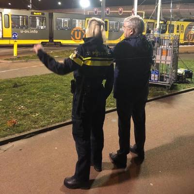 Burgemeester Van Zanen spreekt medeleven uit bij bezoek aan 24 Oktoberplein