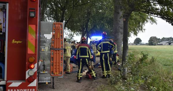 Auto vliegt over de kop in Geesteren: twee gewonden naar het ziekenhuis - Tubantia