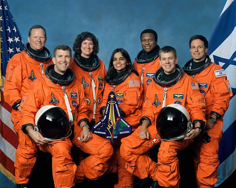 De verongelukte bemanning van de Columbia: Rick D. Husband, Kalpana Chawla, William C. McCool (vooraan van links naar rechts), David M. Brown, Laurel B. Clark, Michael P. Anderson en Ilan Ramon (achteraan van links naar rechts).