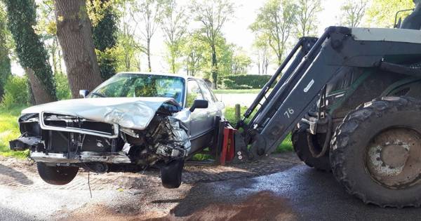 Vriend met tractor schiet te hulp na aanrijding in Saasveld - De Gelderlander