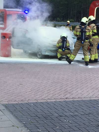 Auto vliegt spontaan in brand bij tankstation aan de A12