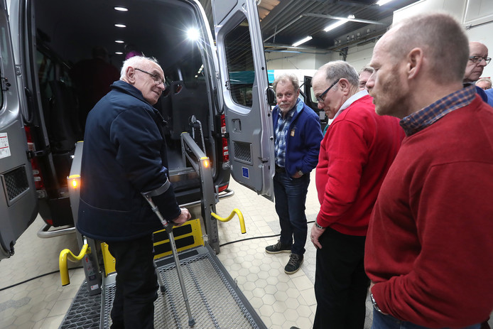 Demonstratie van de tweede Vlearmoesbus in Neede.