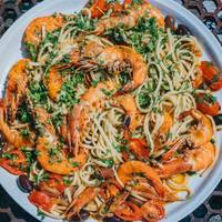Een frisse, zomerse pasta met gamba’s van de barbecue van Timon Michiels