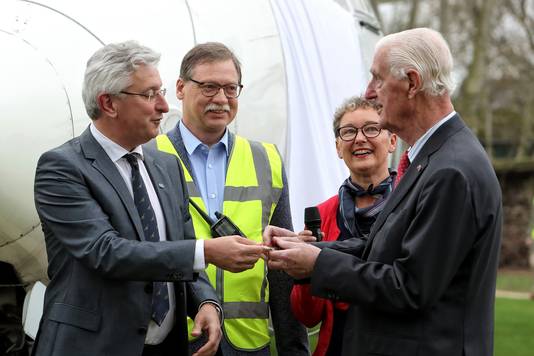 Gerhard Horstink overhandigt de sleutel van de B&B Friendship aan luchtvaartpionier Martin Schröder (86), de oprichter van Martinair.