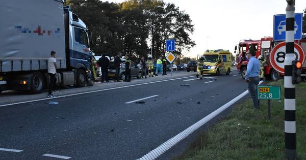 Automobilist (20) verongelukt bij ongeluk N36: weg afgesloten