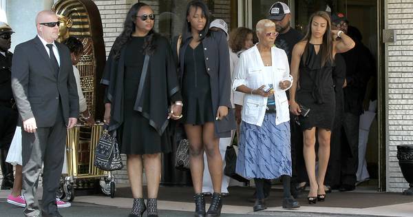Tante Bobbi Kristina Greep Te Laat In Show Destentor Nl