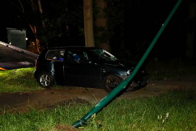 Vermoedelijke bestuurder auto mee naar bureau na crash bij Langenboom
