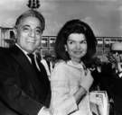 De familie Onassis is steenrijk, maar ze lijkt wel vervloekt. Ook de jongste telg wordt achtervolgd door rampspoed