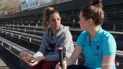 Merel gaat vreemd: Voetbalster krijgt EK-tips van hockeytopper