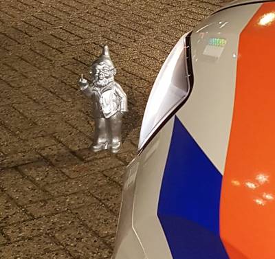 Kabouter geeft politie Veenendaal middelvinger