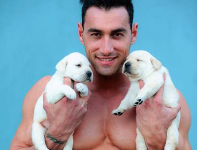 Stomend hete brandweerlui al 25 jaar voor goede doel uit de kleren