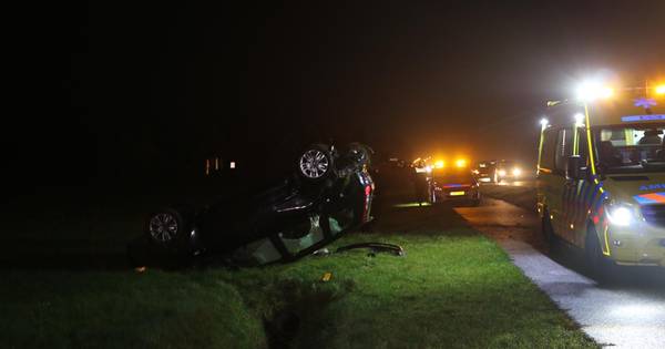 Auto belandt op de kop in weiland na ongeval in Albergen: één gewonde - Tubantia