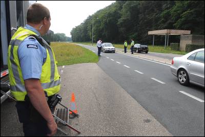 Rotterdammer (35) met arsenaal aan wapens in camperbusje opgepakt bij grensovergang Beek