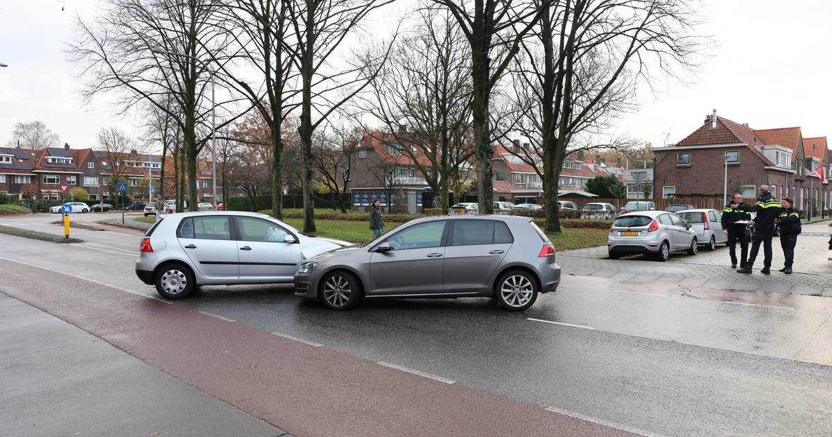 Automobilist negeert in Zwolle stopteken en moet naar ziekenhuis na botsing met politie.