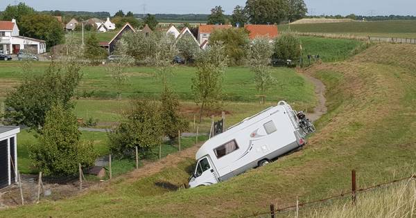 Man uit Heeswijk-Dinther vergeet handrem: camper dendert van de dijk