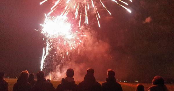 Honderden kijkers vuurwerkshow Bruchem krijgen daverend slotakkoord | Bommelerwaard - BD.nl