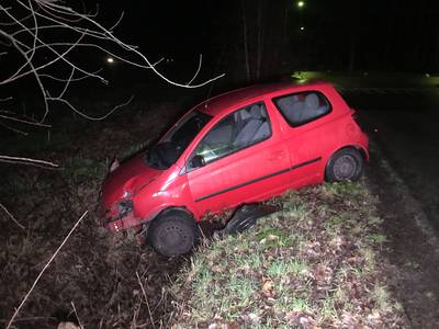 Automobilist op de vlucht na rammen lantaarnpaal in Voorthuizen