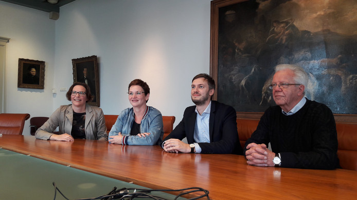 Ambassadeur 'inclusie' Sandra Langenbach, ervaringsdeskundige Iris Wijnen van de landelijke stichting Dovenschap, wethouder Rik Compagne en Gerard Visser van Toegankelijk Meierijstad (vlnr) na afloop van het persgesprek.