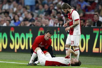 Veltman op brancard van veld na beuk van Seuntjens