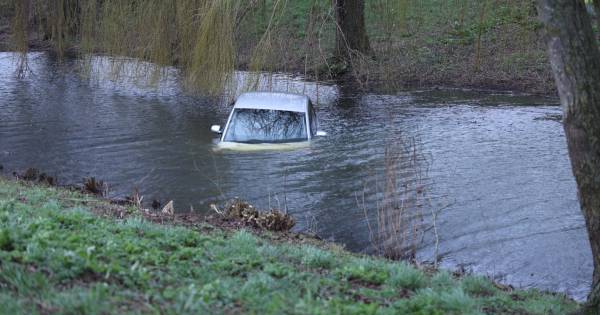 Auto belandt in sloot in Ede, brandweer kan niemand vinden .