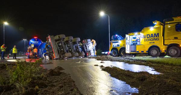 Gekantelde mestwagen zorgt nog uren voor verkeersoverlast op A50.