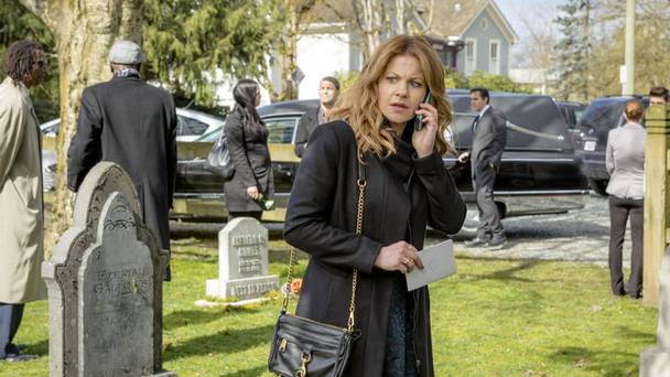 Three Bedrooms, One Corpse: An Aurora Teagarden Mystery