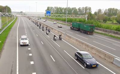 Molukse motorrijders in colonne over A12 en A30 naar herdenking