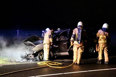 Auto vliegt tijdens het rijden in brand in Deurningen